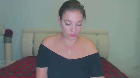 Snapshot of misskhloe chatting on 10.18.25 Khloe online show from 10.18.25