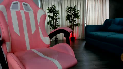 misskiarra online show from 01.11.25