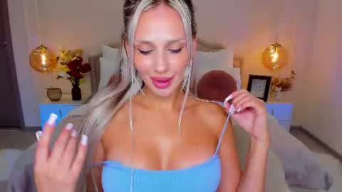 Snapshot of misslou_ chatting on 08.07.26 Lou online show from 08.07.26
