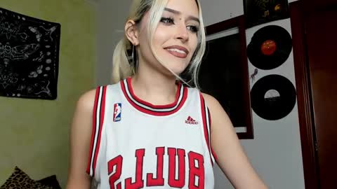 Snapshot of missluna27 chatting on 02.21.25 Miss Luna online show from 02.21.25