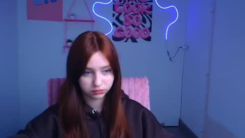 Snapshot of missmiamiss chatting on 11.23.25 Mia online show from 11.23.25