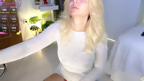 Snapshot of missmiamor chatting on 09.20.25 Mia online show from 09.20.25