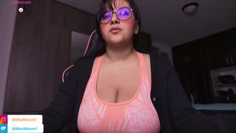 Snapshot of missmoonn chatting on 09.11.25 MissMoon online show from 09.11.25