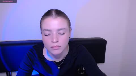 Snapshot of missoliviaa_ chatting on 10.28.25 Olivia online show from 10.28.25