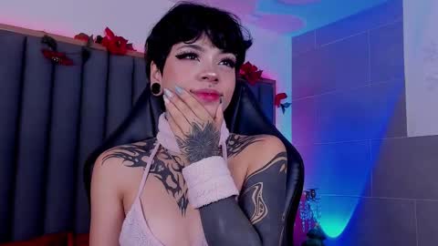 Snapshot of misstomie_ chatting on 01.02.25 Tomiehelp me get to 100 thumbs up online show from 01.02.25