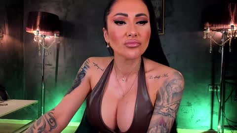 Snapshot of mistresskennya chatting on 01.25.25 mistresskennya online show from 01.25.25