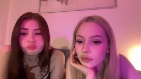 Snapshot of mmkakpoxyi22 chatting on 09.11.25 alice and ray online show from 09.11.25