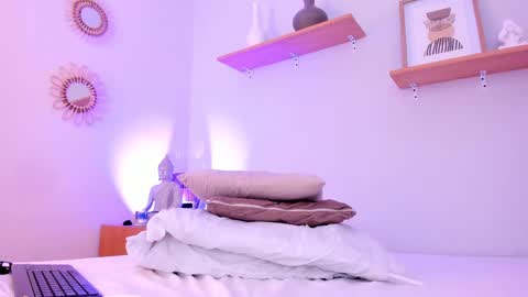 M o L l i E  online show from 03.06.25