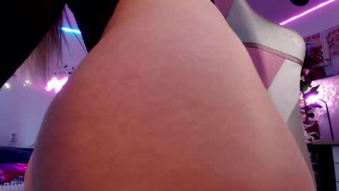 Snapshot of molly__percocet13 chatting on 04.24.26 online show from 04.24.26