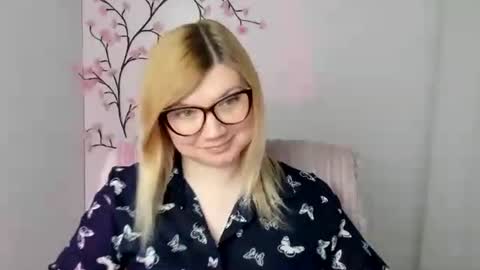 Snapshot of molly_moree chatting on 04.20.26 Molly online show from 04.20.26