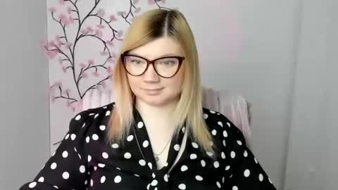 Snapshot of molly_moree chatting on 04.26.26 Molly online show from 04.26.26
