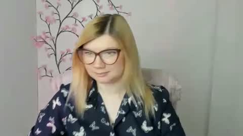Snapshot of molly_moree chatting on 05.18.26 Molly online show from 05.18.26