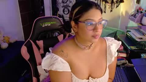 Snapshot of molly_shake chatting on 04.17.26 Molly online show from 04.17.26