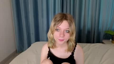 Snapshot of mollysally chatting on 04.24.26 mollysally online show from 04.24.26