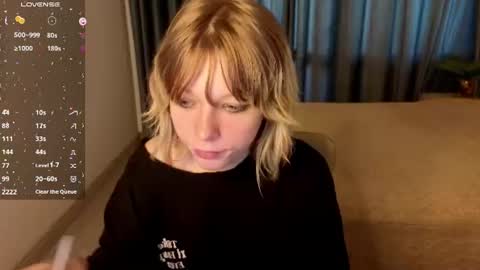 Snapshot of mollysally chatting on 06.18.26 mollysally online show from 06.18.26
