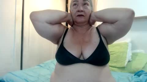 Snapshot of mom_is_wet chatting on 02.11.25 nativa online show from 02.11.25
