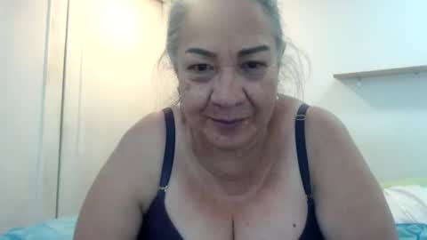 Snapshot of mom_is_wet chatting on 02.16.25 nativa online show from 02.16.25