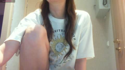 Snapshot of momentbeforedown chatting on 04.19.26 Hailey online show from 04.19.26