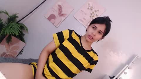 Snapshot of momi_khem019 chatting on 04.18.26 MOMIKHEM online show from 04.18.26