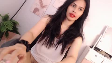 Snapshot of momi_khem019 chatting on 04.19.26 MOMIKHEM online show from 04.19.26