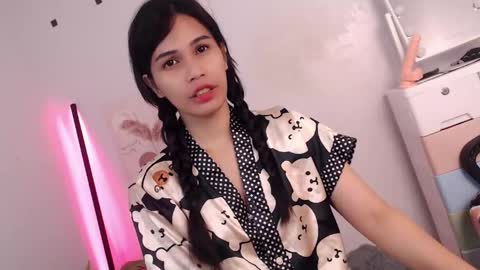 Snapshot of momi_khem019 chatting on 05.04.26 MOMIKHEM online show from 05.04.26