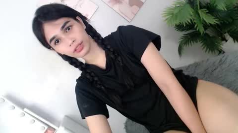 Snapshot of momi_khem019 chatting on 05.21.26 MOMIKHEM online show from 05.21.26
