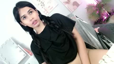 Snapshot of momi_khem019 chatting on 05.24.26 MOMIKHEM online show from 05.24.26