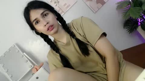 Snapshot of momi_khem019 chatting on 05.26.26 MOMIKHEM online show from 05.26.26
