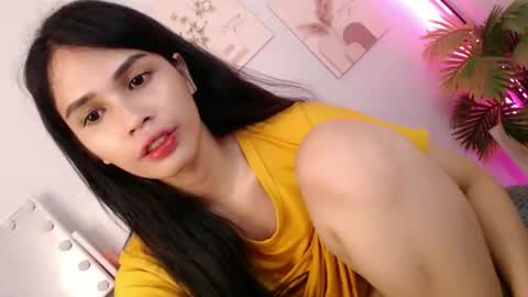 Snapshot of momi_khem019 chatting on 05.29.26 MOMIKHEM online show from 05.29.26