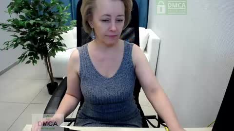 Snapshot of mona_w chatting on 04.26.26 Mona online show from 04.26.26