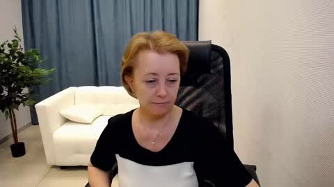 Snapshot of mona_w chatting on 05.13.26 Mona online show from 05.13.26