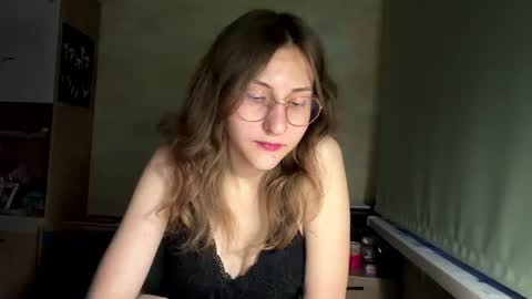 Snapshot of monikakotts chatting on 06.25.26 Mia online show from 06.25.26