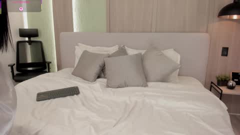 Snapshot of moniquemilff chatting on 11.04.25 Monique online show from 11.04.25