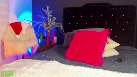 Snapshot of moniqueyoumilf chatting on 12.06.24 Monique online show from 12.06.24