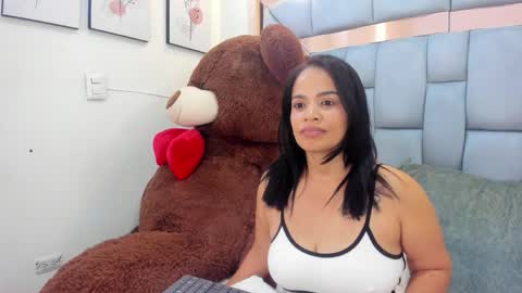 Snapshot of monserratvega chatting on 05.22.26 Monserrat online show from 05.22.26