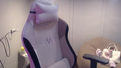 Snapshot of monstercockselfsuck chatting on 02.18.25 ELYSE A SIMPLE GIRL online show from 02.18.25