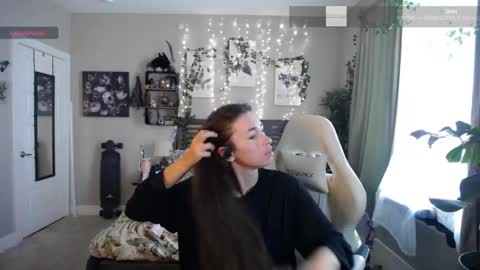 Snapshot of monstrumologist chatting on 01.11.25 Lydia Mooney online show from 01.11.25
