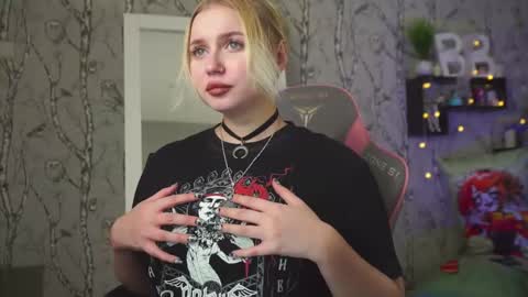 Snapshot of moon_valkyriie chatting on 02.06.26 Emilia online show from 02.06.26