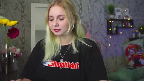 Snapshot of moon_valkyriie chatting on 03.10.26 Emilia online show from 03.10.26