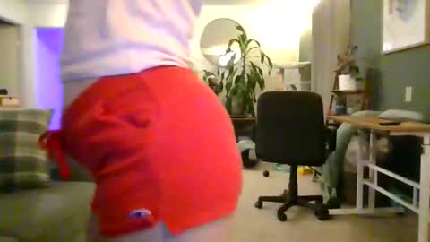 Snapshot of moonbutterfly94 chatting on 05.18.26 moonbutterfly94 online show from 05.18.26