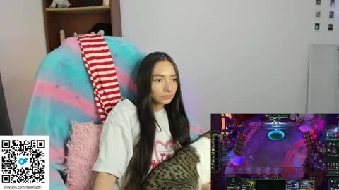 Snapshot of moonlady_ chatting on 12.21.24 MOON online show from 12.21.24
