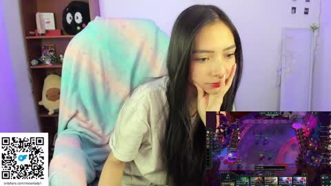 Snapshot of moonlady_ chatting on 01.17.25 MOON online show from 01.17.25