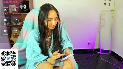 Snapshot of moonlady_ chatting on 01.21.25 MOON online show from 01.21.25