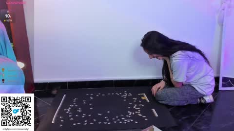 Snapshot of moonlady_ chatting on 02.01.25 MOON online show from 02.01.25