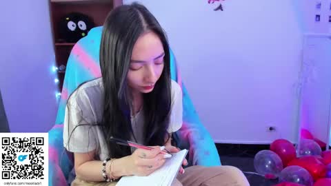 Snapshot of moonlady_ chatting on 02.12.25 MOON online show from 02.12.25