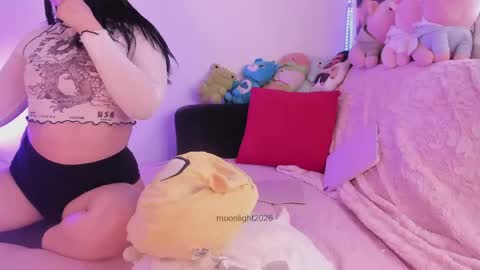 Snapshot of moonliight__ chatting on 05.19.26 moonliight__ online show from 05.19.26