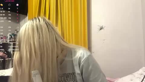 Snapshot of moonluvv3 chatting on 07.09.26 Lyn online show from 07.09.26