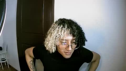 Snapshot of morenox_luxe chatting on 12.19.25 Danny online show from 12.19.25