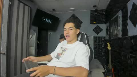 Snapshot of mr_mois chatting on 04.20.26 mr_mois online show from 04.20.26