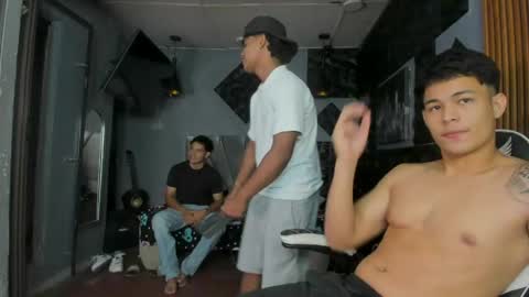 Snapshot of mr_mois chatting on 04.23.26 mr_mois online show from 04.23.26